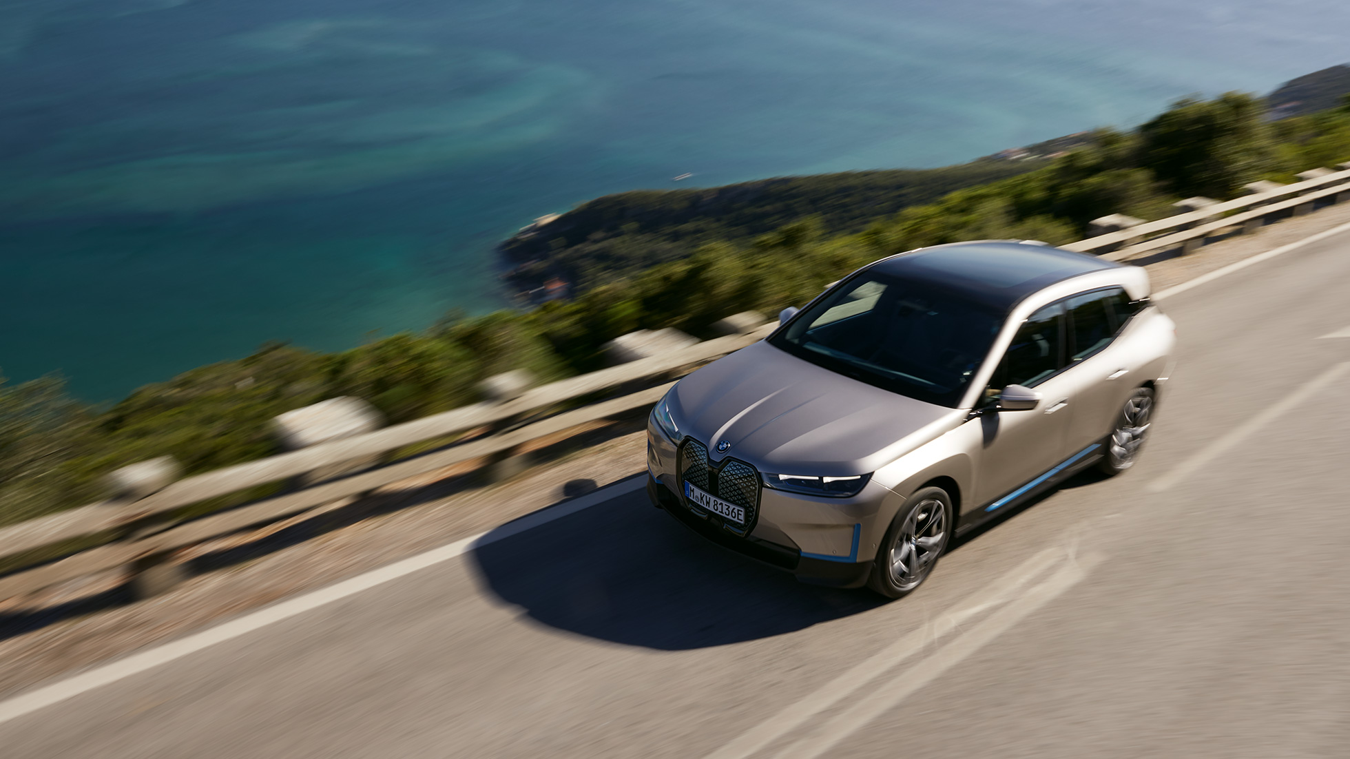 BMW iX fågelperspektiv på gatan BMW iX Kashmirsilver i20 fågelperspektiv på gatan