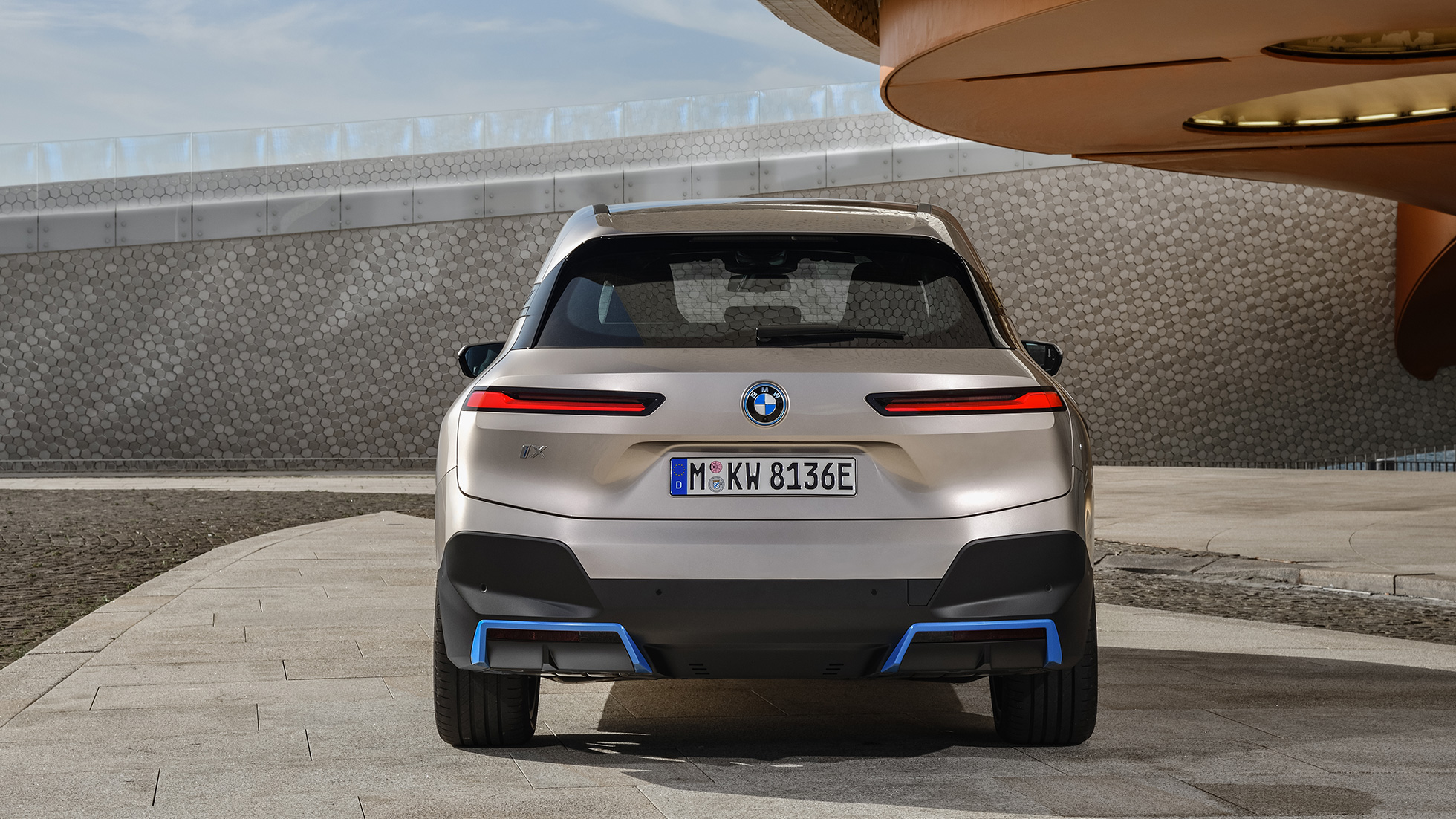 BMW iX sedd bakifrån parkerad BMW iX Kashmirsilver i20 sedd bakifrån parkerad