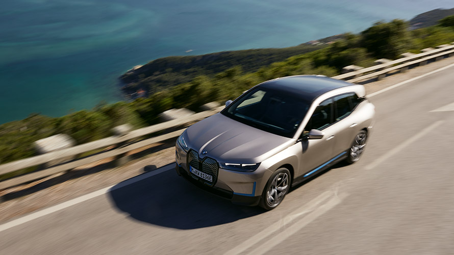 BMW iX fågelperspektiv på gatan BMW iX Kashmirsilver i20 fågelperspektiv på gatan