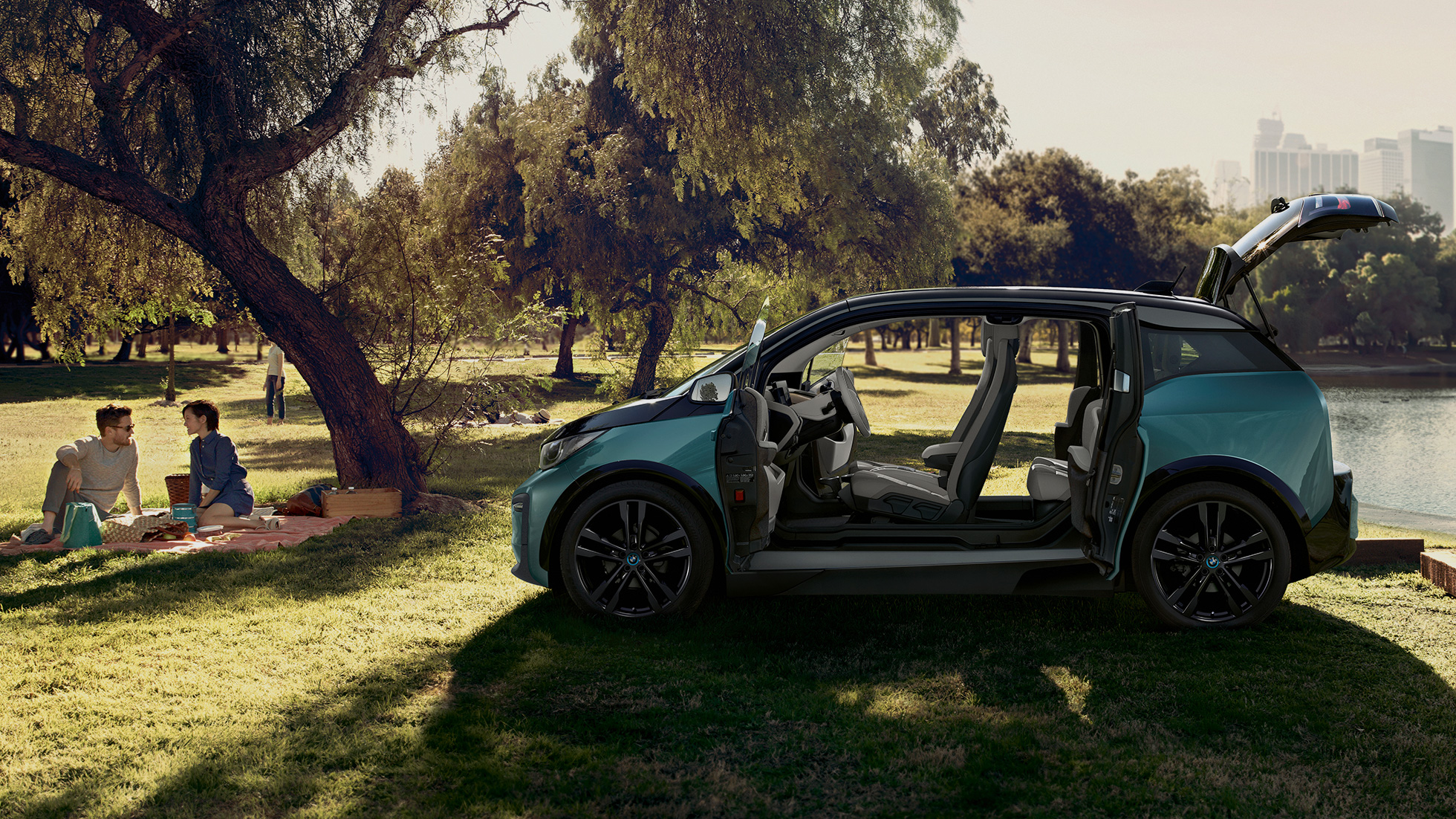 BMW i3 2018 sedd från sidan med öppna dörrar BMW i3 I01 2018 Jucarobeige med accent Frozen Grey metallic sedd från sidan med öppna dörrar