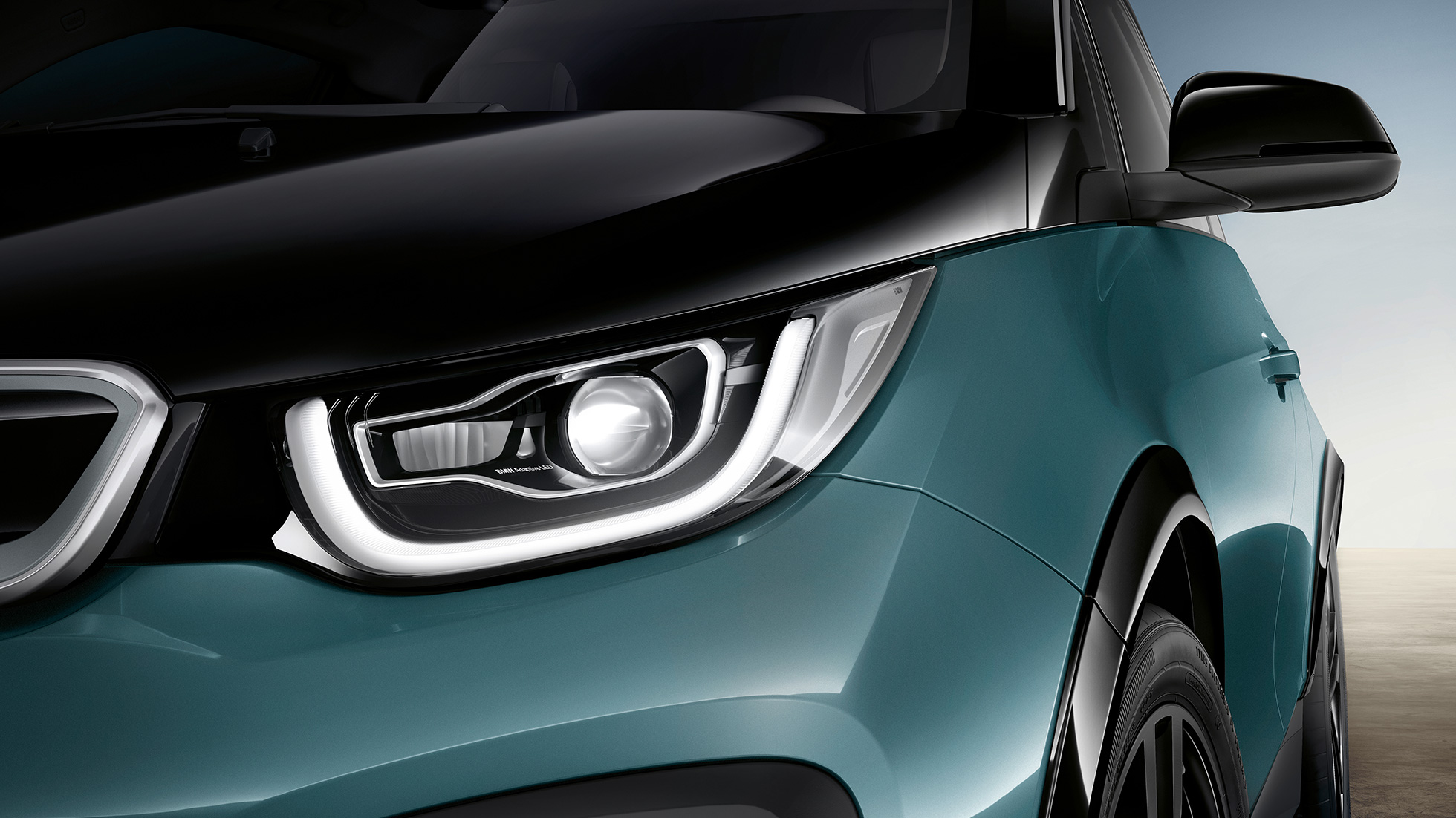 BMW i3 2018 LED-strålkastare BMW i3 I01 2018 Jucarobeige med accent Frozen Grey metallic närbild på LED-strålkastare