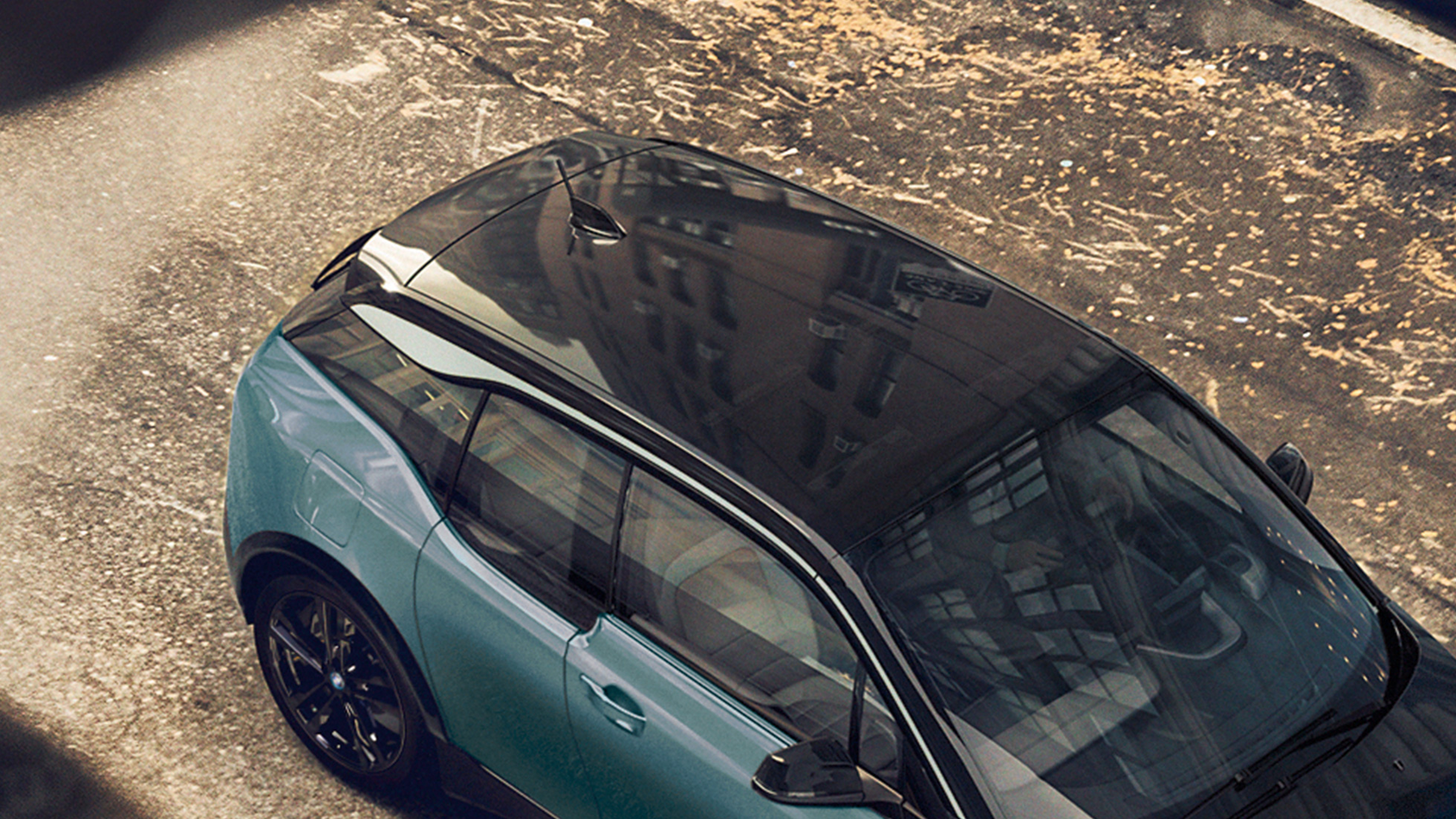 BMW i3 2018 Kolfibertak BMW i3 I01 2018 Jucarobeige med accent Frozen Grey metallic fågelperspektiv Kolfibertak