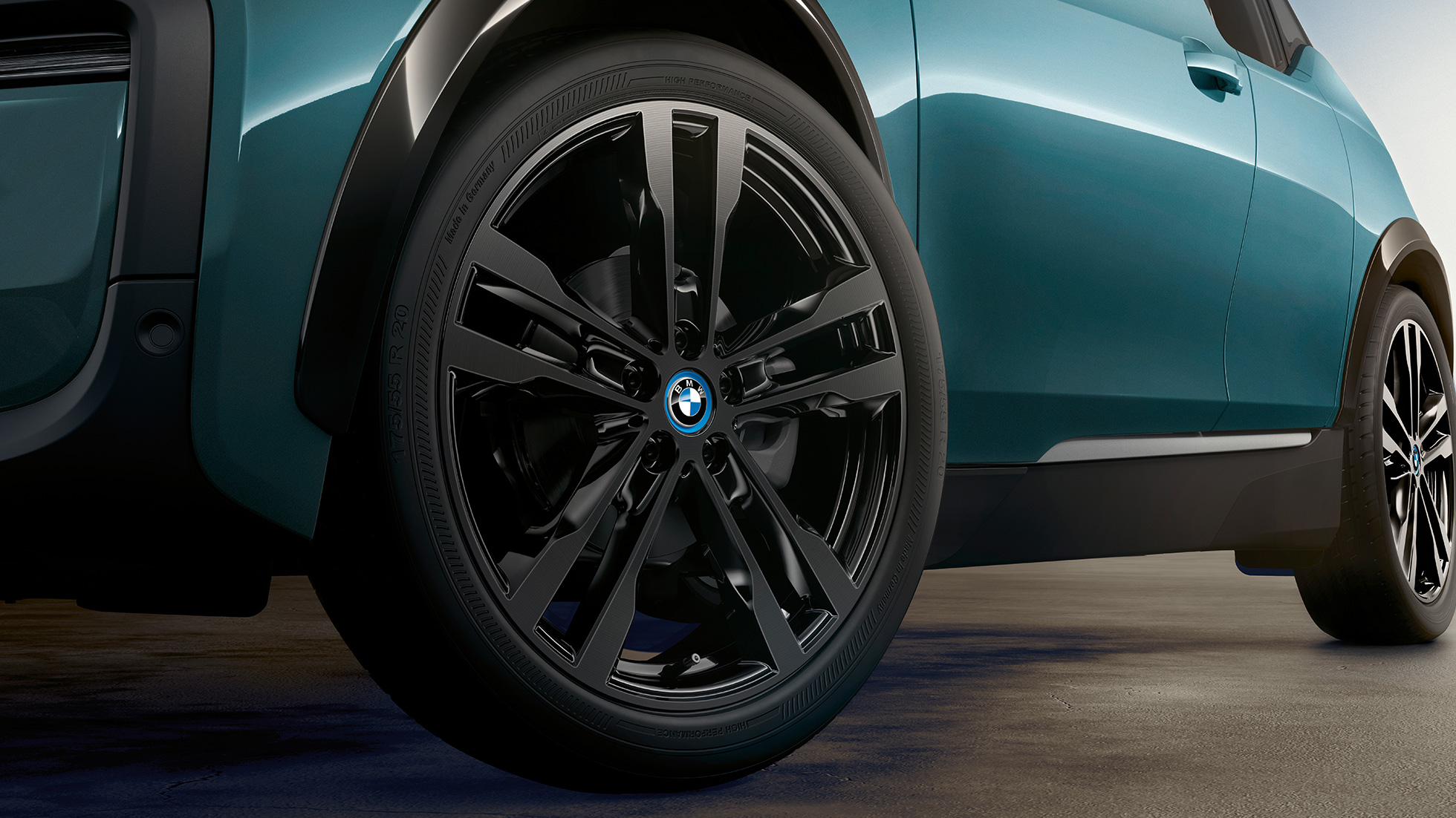 BMW i3 2018 Lättmetallfälg BMW i3 I01 2018 Jucarobeige med accent Frozen Grey metallic närbild lättmetallfälg