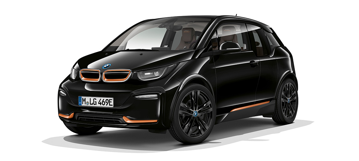 BMW i3s Edition RoadStyle 2019 sedd snett framifrån BMW i3s Edition RoadStyle 2019 I01 Fluid Black med E-Copper-accenter, sedd snett framifrån