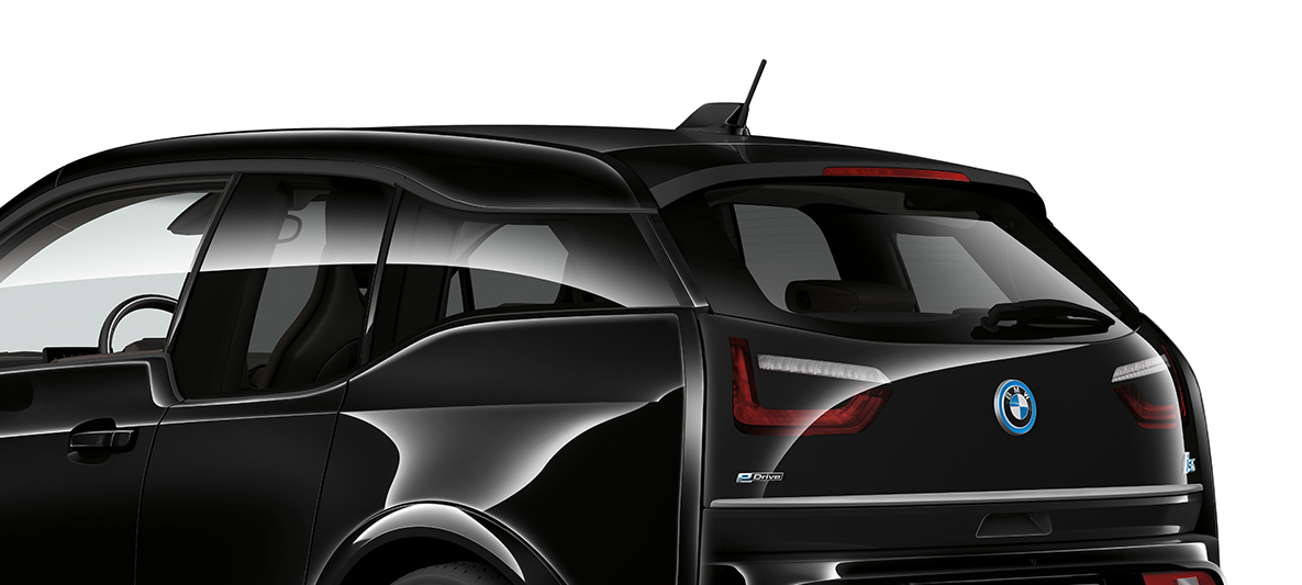 BMW i3s Edition RoadStyle 2019 sedd snett bakifrån BMW i3s Edition RoadStyle 2019 I01 Fluid Black med E-Copper-accenter, sedd snett bakifrån