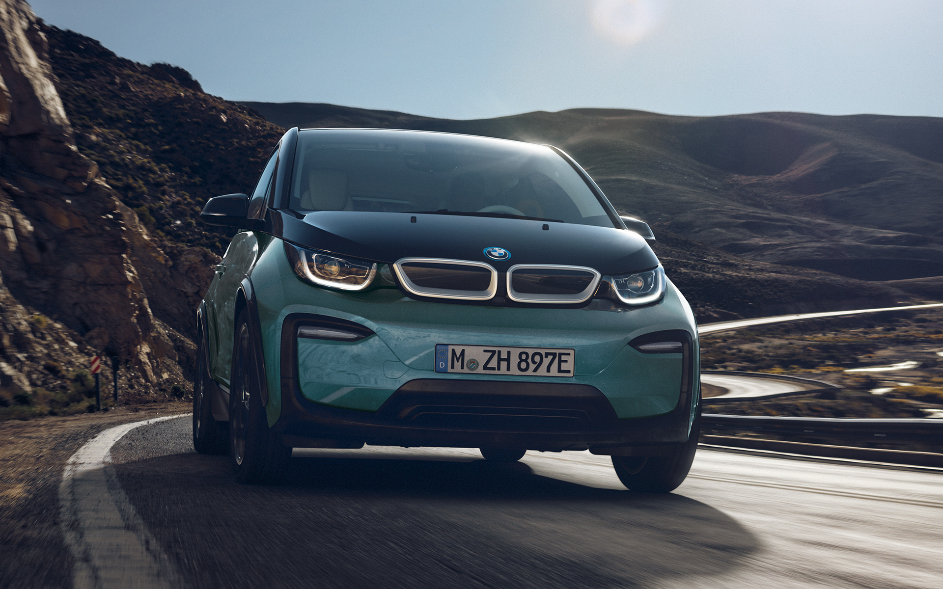 BMW i3 I01 2018 Blue Ridge Mountain med accent Frozen Grey metallic sidvy körande i stadskuliss