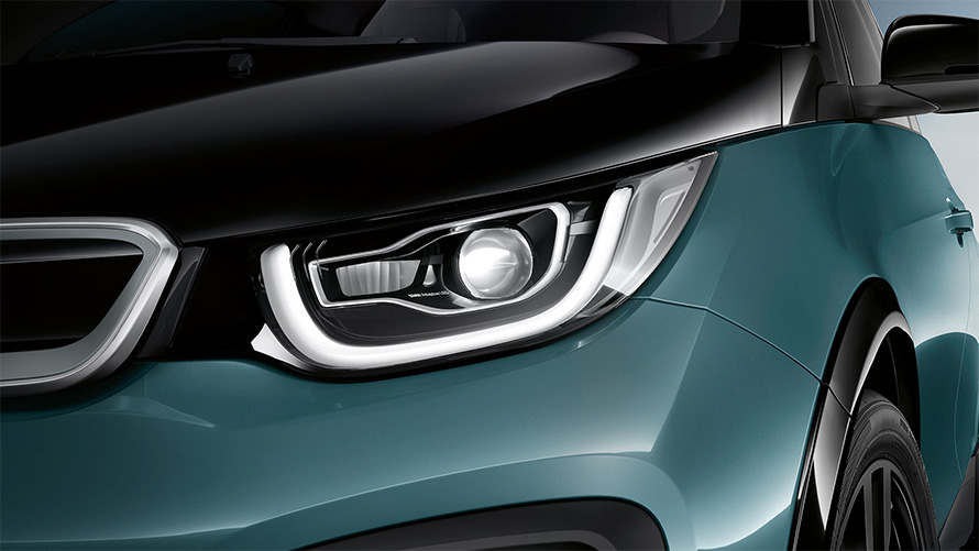 BMW i3 I01 2018 Blue Ridge Mountain med accent Frozen Grey metallic närbild fram på LED-strålkastare
