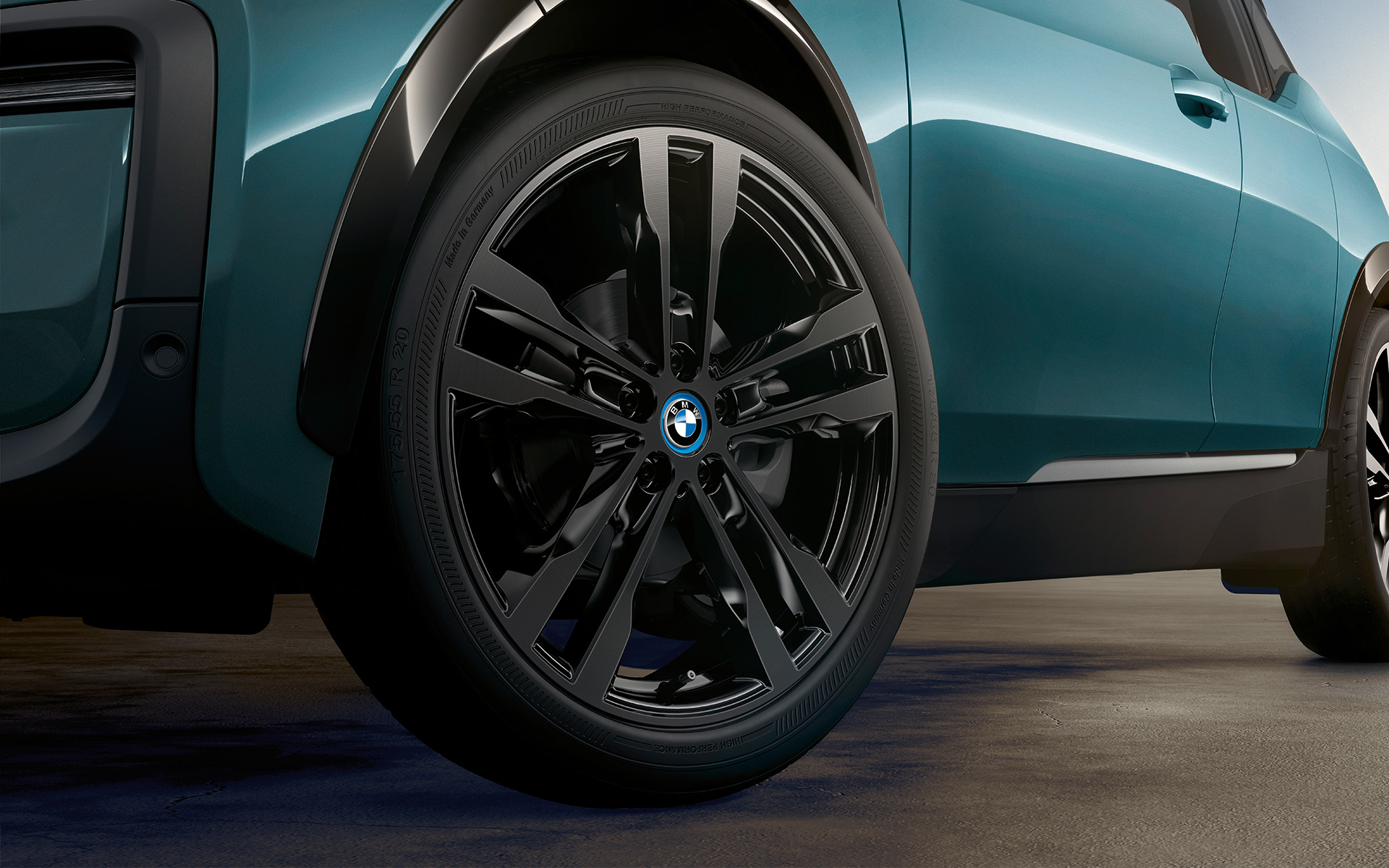 BMW i3 I01 2018 Blue Ridge Mountain med accent Frozen Grey metallic närbild på lättmetallfälg