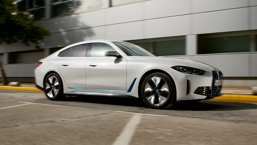 BMW i4 G26 2021 sedd från sidan framför byggnad BMW i4 G26 2021 sedd från sidan framför byggnad