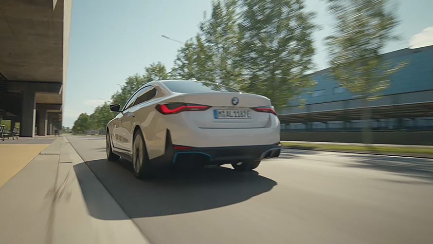 Helt elektriska BMW i4 G26 2021 Närbild snett framifrån Helt elektriska BMW i4 G26 2021 Närbild snett framifrån