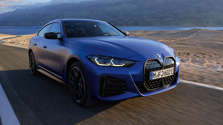 BMW i4 M50 G26 2021 sedd snett framifrån BMW i4 M50 G26 2021 M Portimao Blå metallic sedd snett framifrån körande på väg