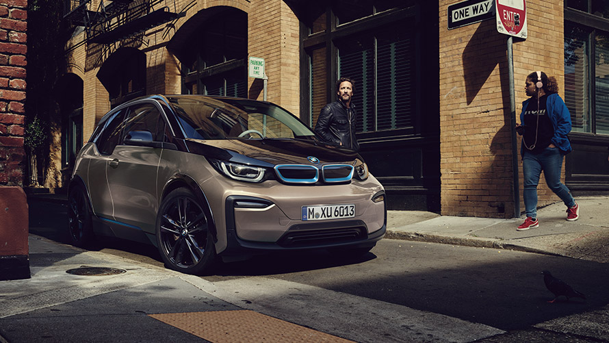 BMW i3 I01 första generationen trefjärdedelsvy framifrån i gränd BMW i-modeller BMW i3 I01 första generationen trefjärdedelsvy framifrån i gränd