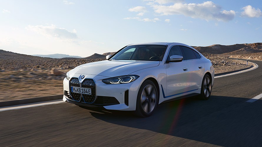 BMW i4 G26 första generationen trefjärdedelsvy framifrån körande BMW i-modeller BMW i4 G26 första generationen trefjärdedelsvy framifrån körande