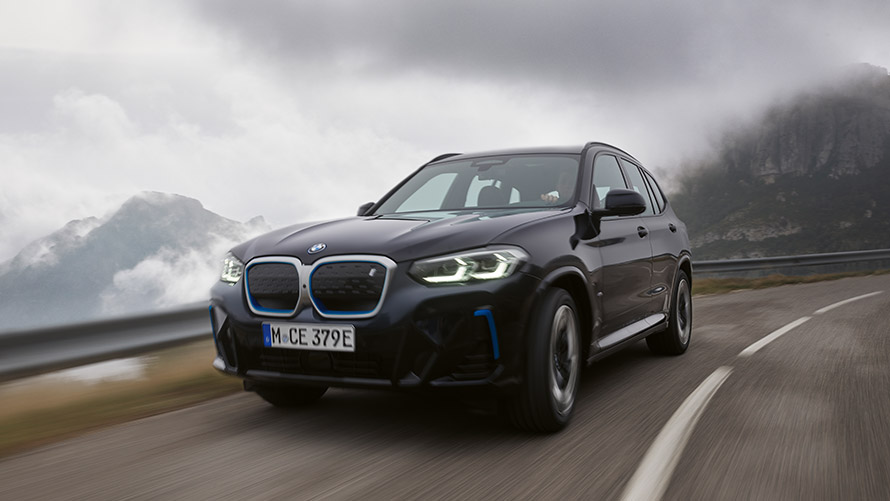 BMW iX3 G08 första generationen trefjärdedelsvy framifrån körande BMW iX3 G08 första generationen trefjärdedelsvy framifrån körande