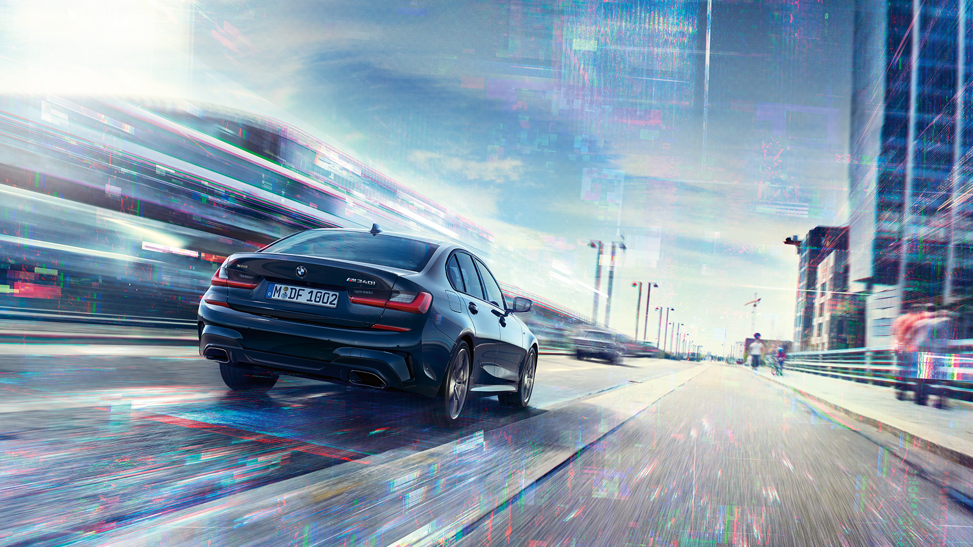 BMW M340i xDrive Sedan sedd bakifrån BMW M340i xDrive Sedan G20 Safirsvart metallic sedd bakifrån under körning
