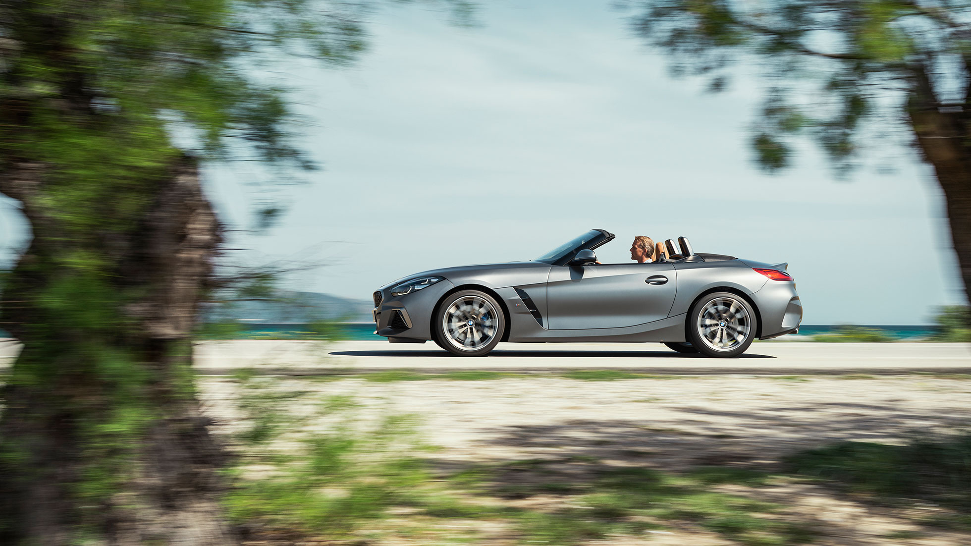 Exteriör BMW Z4 M40i G29 BMW Z4 Roadster M40i G29 2019 Cabriolet BMW Individual Frozen Grey metallic sedd från sidan