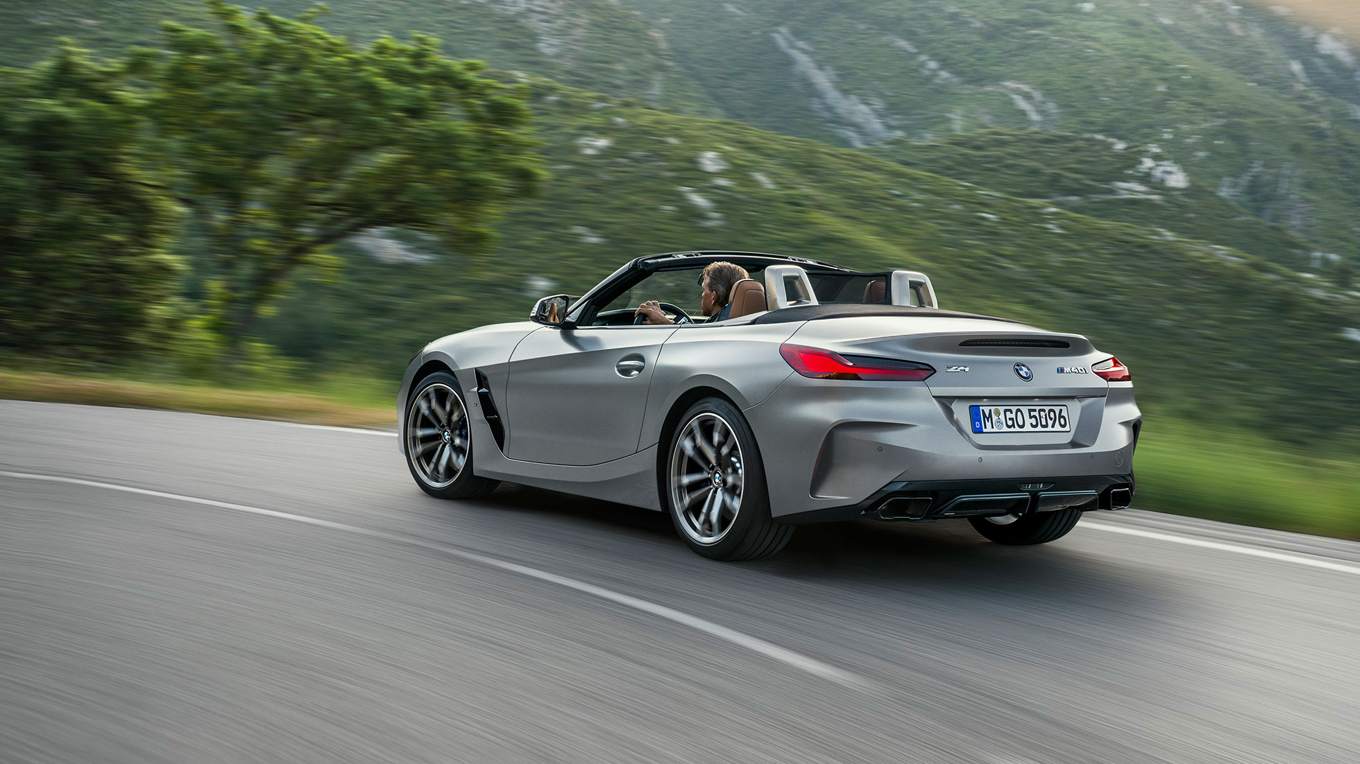 Kördynamik BMW Z4 M40i G29 BMW Z4 Roadster M40i G29 2019 BMW Individual Frozen Grey metallic trefjärdedelsvy bakifrån körandes