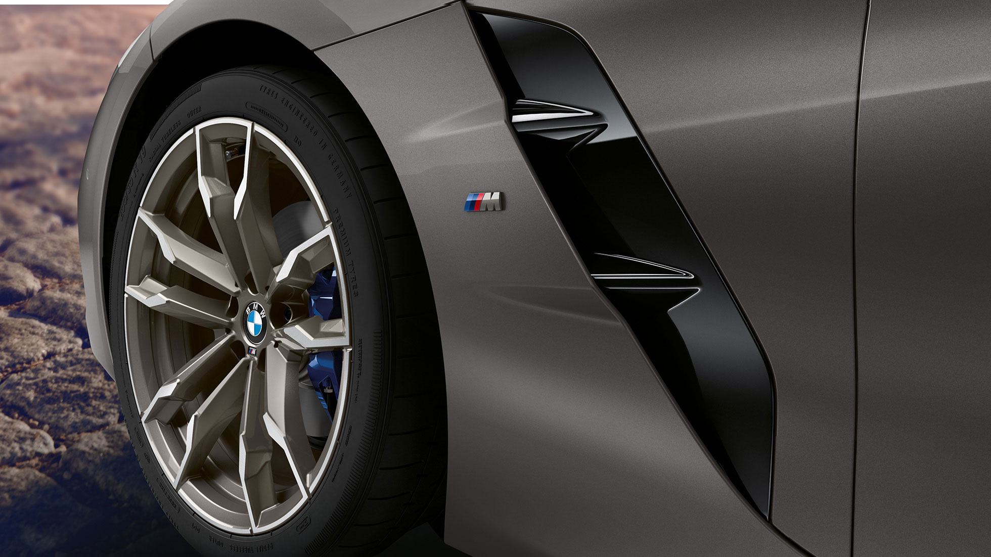 Fälg BMW Z4 M40i G29 Fälg BMW Z4 Roadster M40i G29 2019 BMW Individual Frozen Grey metallic närbild på hjul och Air Breather