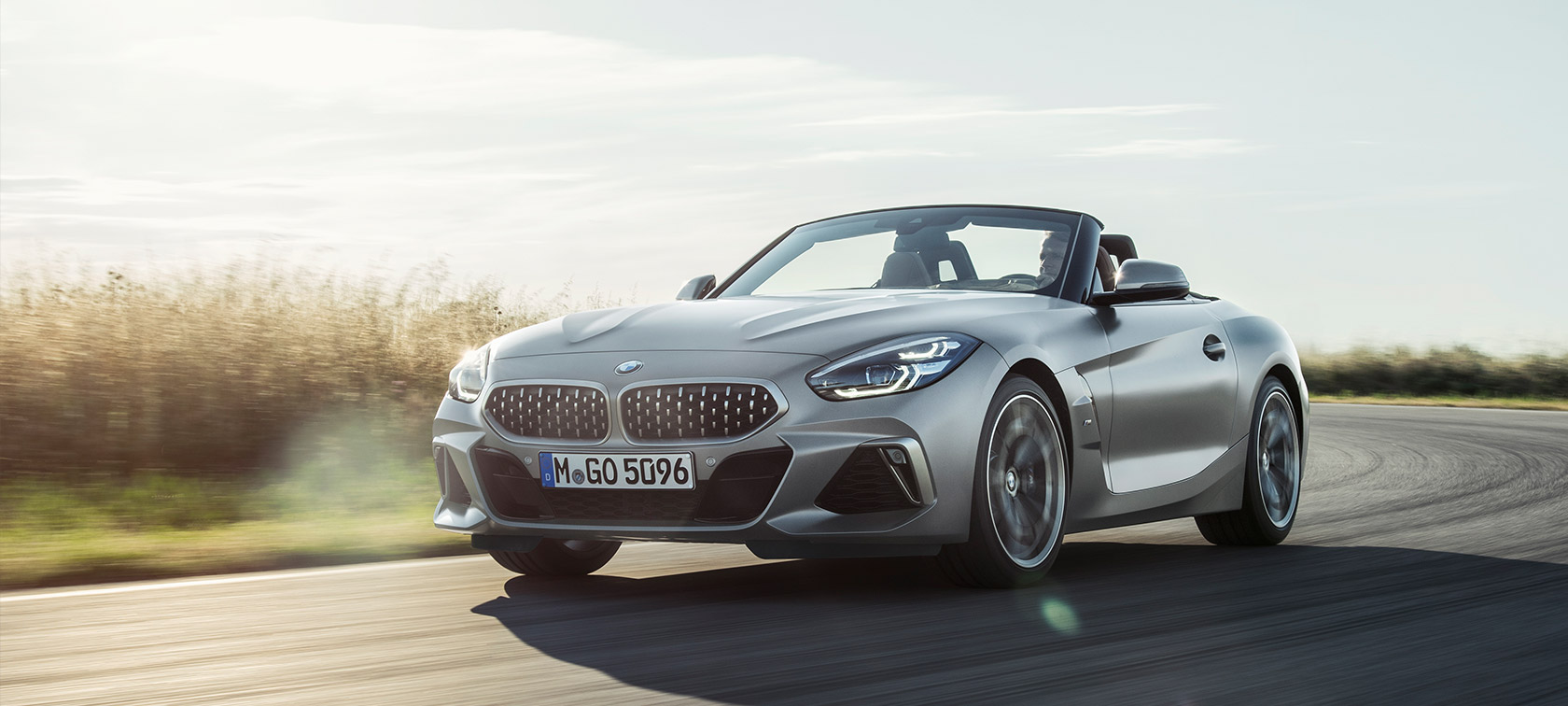Trefjärdedelsvy framifrån BMW Z4 M40i Roadster G29 BMW Z4 M40i Roadster G29 2019 Cabriolet BMW Individual Frozen Grey metallic körandes trefjärdedelsvy framifrån
