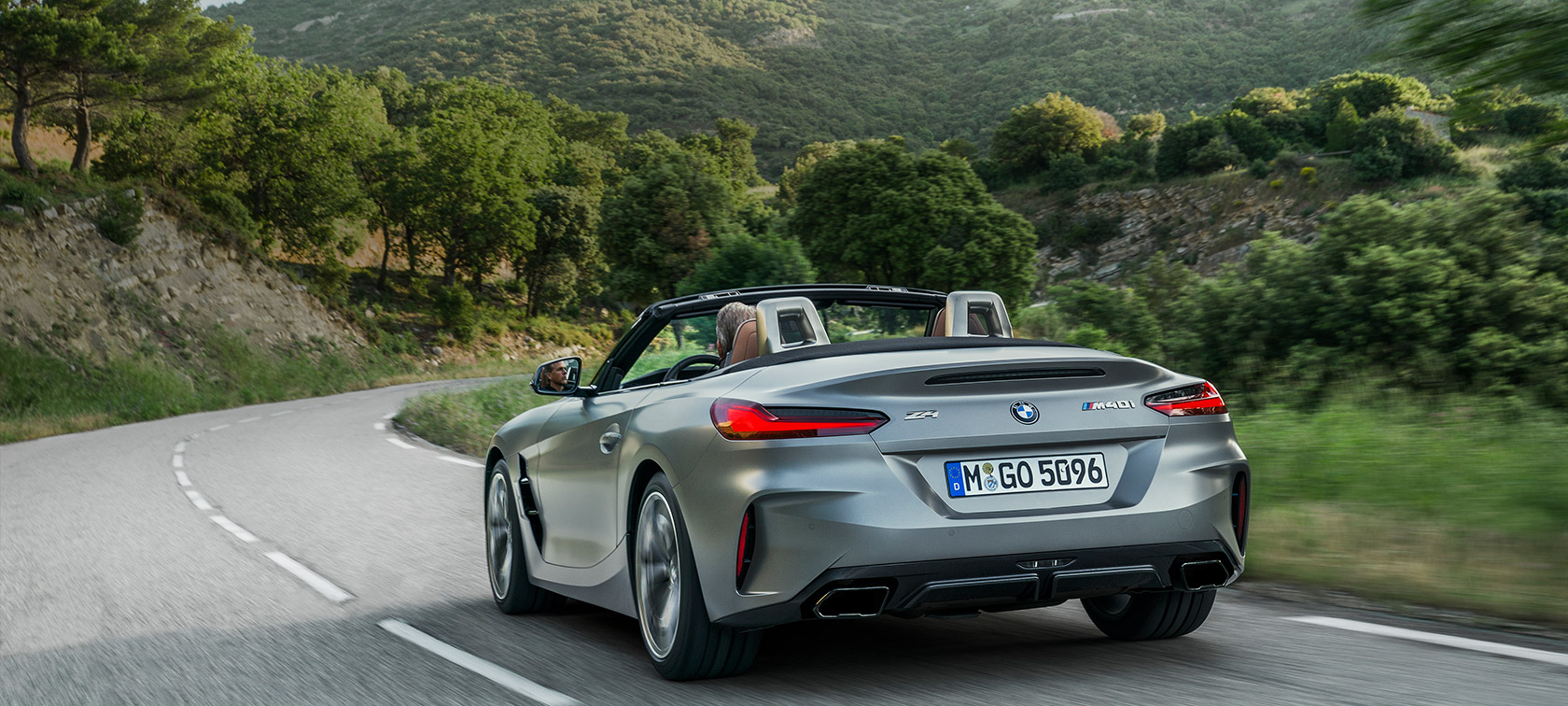 Trefjärdedelsvy framifrån BMW Z4 M40i G29 BMW Z4 M40i G29 2019 Cabriolet BMW Individual Frozen Grey metallic trefjärdedelsvy bakifrån