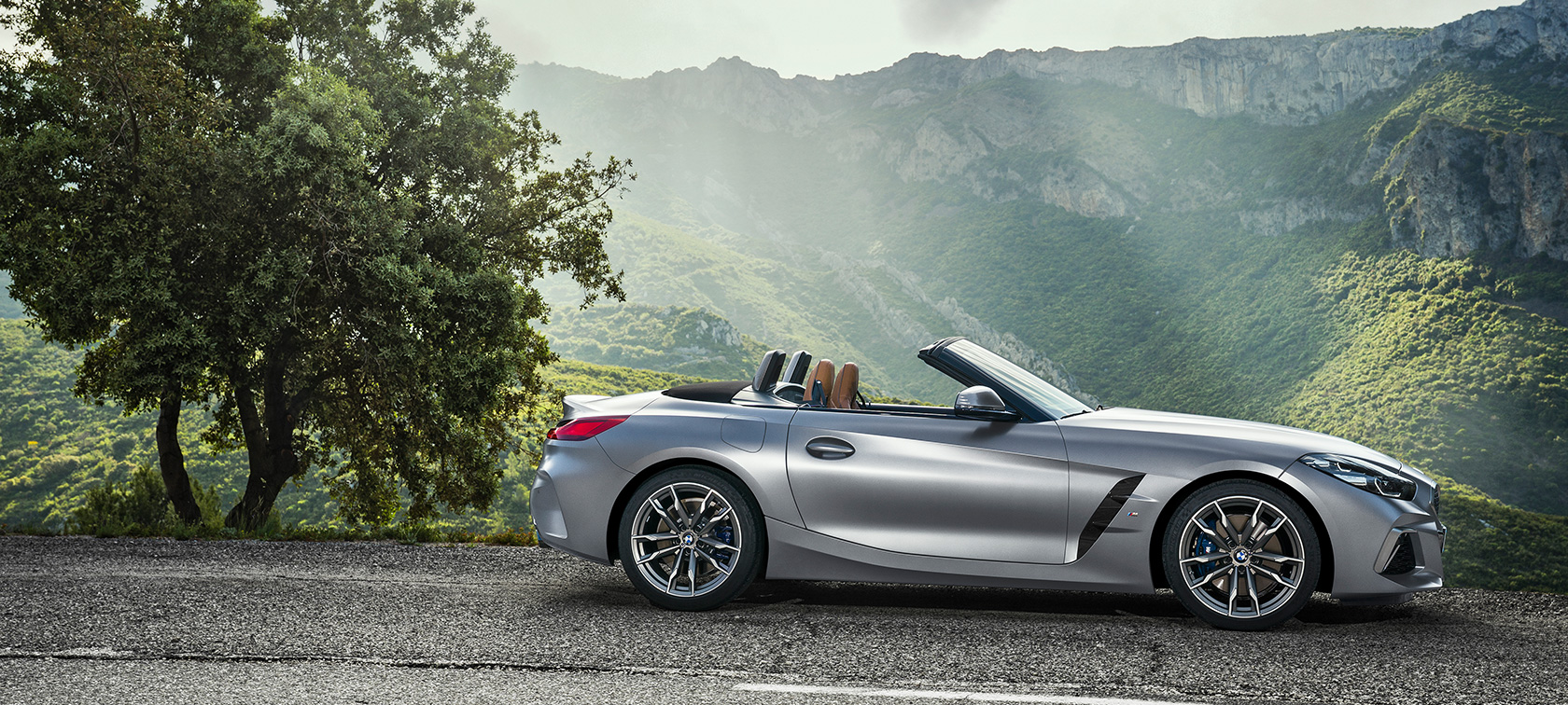 BMW Z4 M40i G29 Cabriolet parkerar BMW Z4 M40i G29 2019 Cabriolet BMW Individual Frozen Grey metallic parkerar sedd från sidan