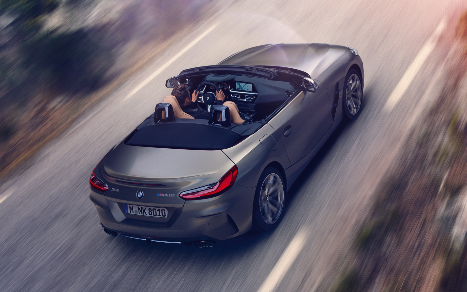 BMW Z4 M40i Roadster G29 2019 BMW Individual Frozen Grey metallic körandes med öppen sufflett sedd ur fågelperspektiv