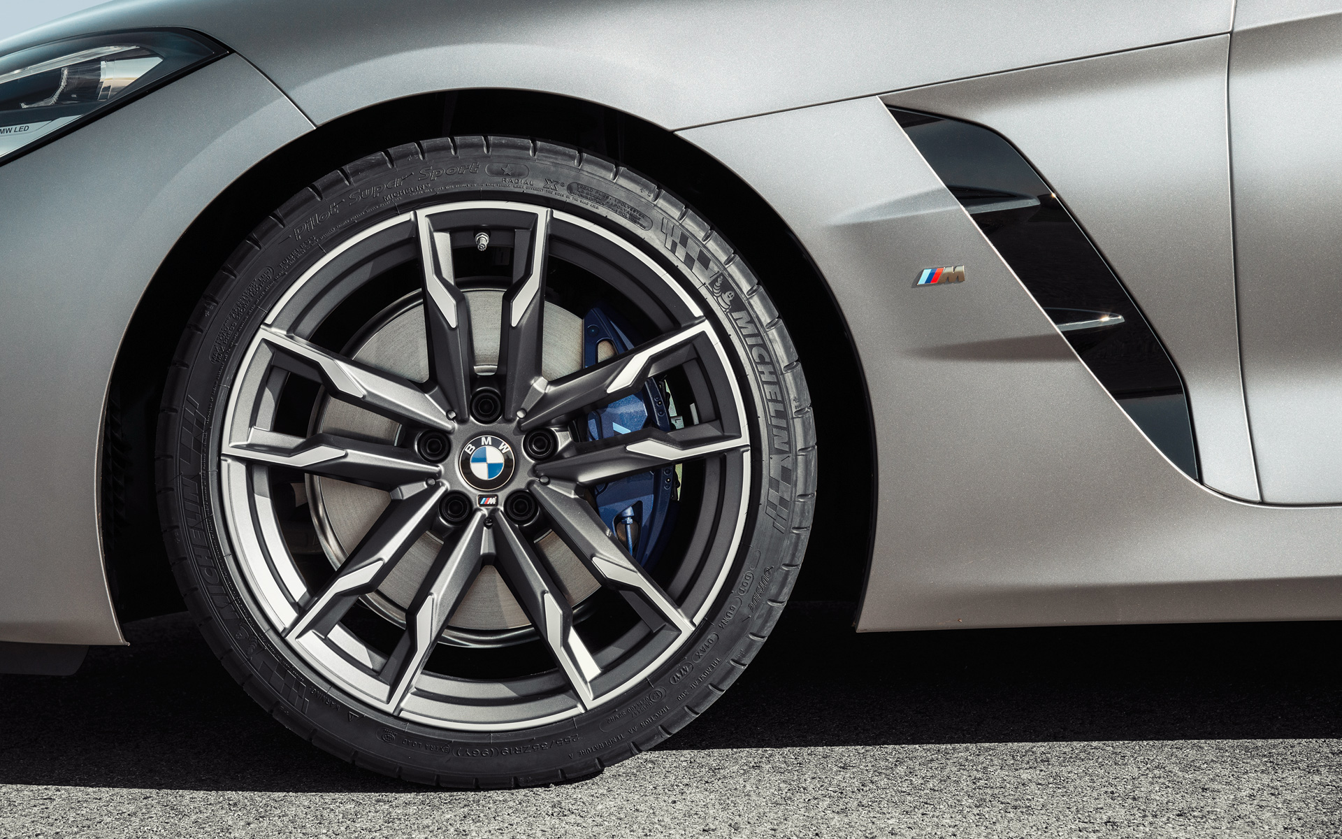 Fälg BMW Z4 M40i Roadster G29 2019 BMW Individual Frozen Grey metallic närbild på hjul och Air Breather