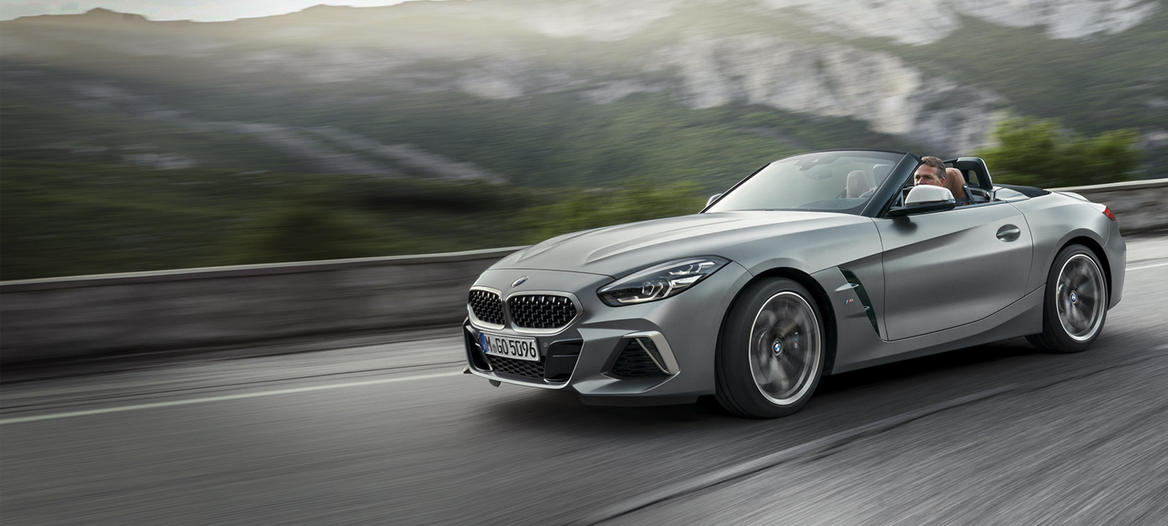 BMW Z4 M40i Roadster G29 2019 BMW Individual Frozen Grey metallic sedd körandes snett framifrån framför ett bergslandskap