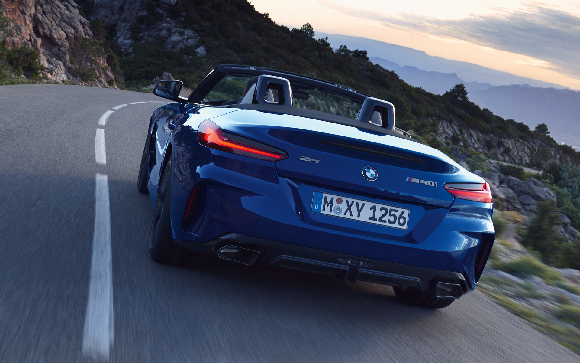 BMW Z4 M40i G29 2022 Portimaoblå sportig vy snett framifrån
