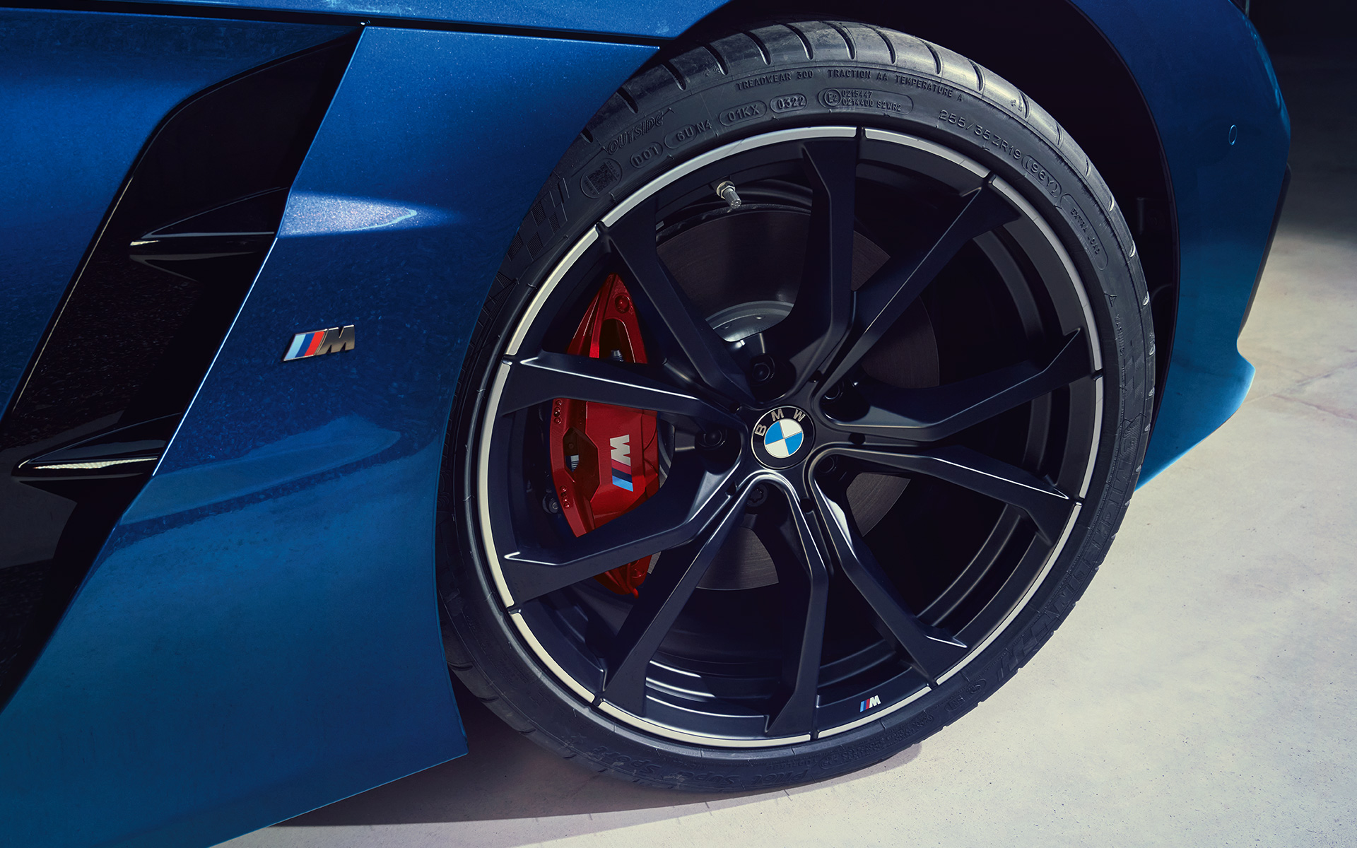 BMW Z4 M40i G29 2022 Portimaoblå ändrör i friformsdesign