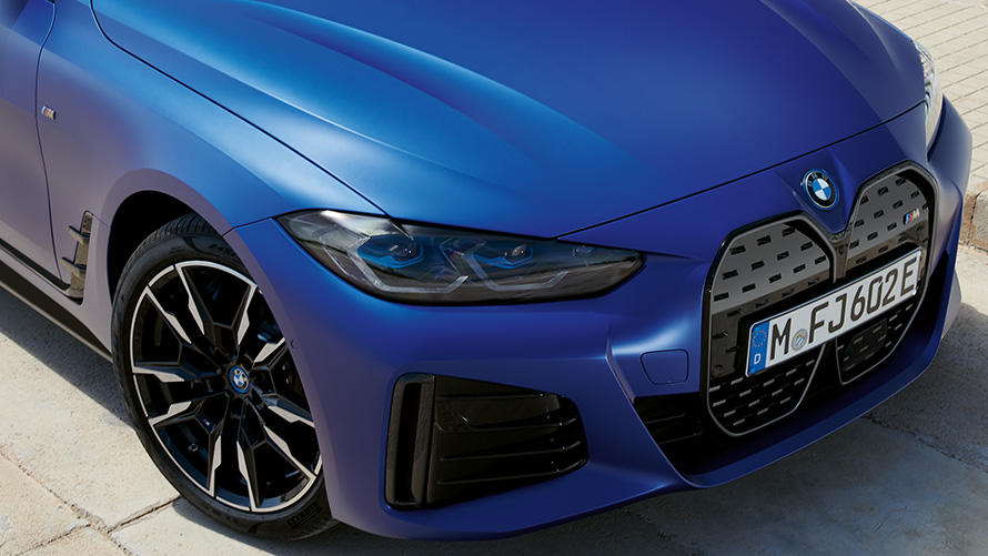 BMW i4 M50 G26 2021 BMW Individual Frozen Portimao Bl&aring; metallic sedd snett framifr&aring;n &ouml;verblick