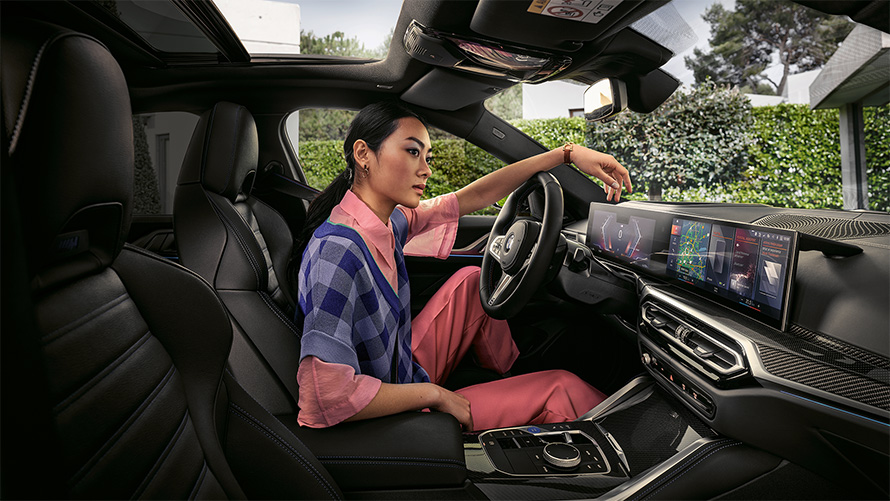 BMW i4 G26 2021 Kup&eacute; kvinna p&aring; f&ouml;rarplatsen