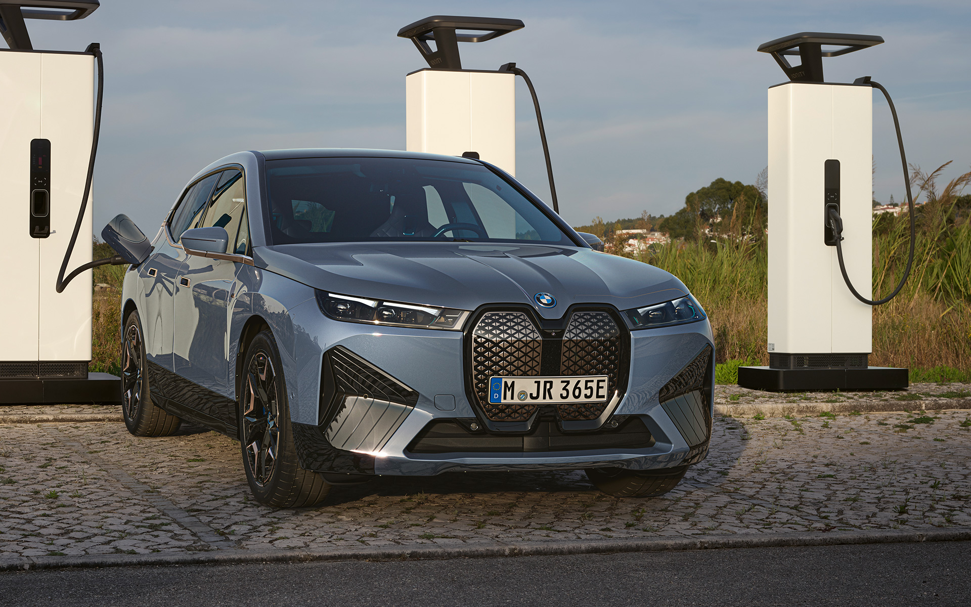 BMW iX M60 i20 2022 eldriven SUV elbil Oxidgrå metallic sedd framifrån