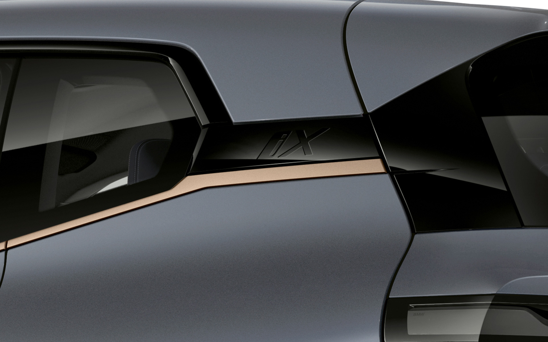 BMW iX M60 i20 2022 eldriven SUV elbil Oxidgrå metallic detaljerad bild av iX märkningen vid Hofmeister kinken BMW Individual Exterior Line Titanium Bronze
