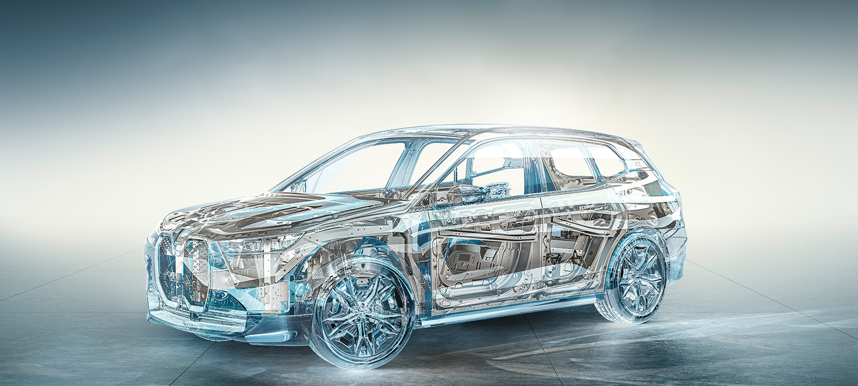 BMW iX M60 i20 2022 eldriven SUV kör på en kustväg BMW iX M60 i20 2022 eldriven SUV Oxidgrå metallic sedd bakifrån under körandes på en kustväg
