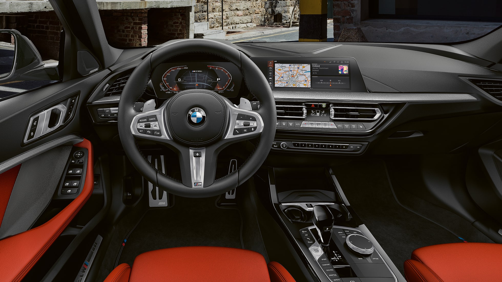 BMW M135i xDrive Interiör. BMW M135i xDrive Interiör med M läderratt och M sportstolar.
