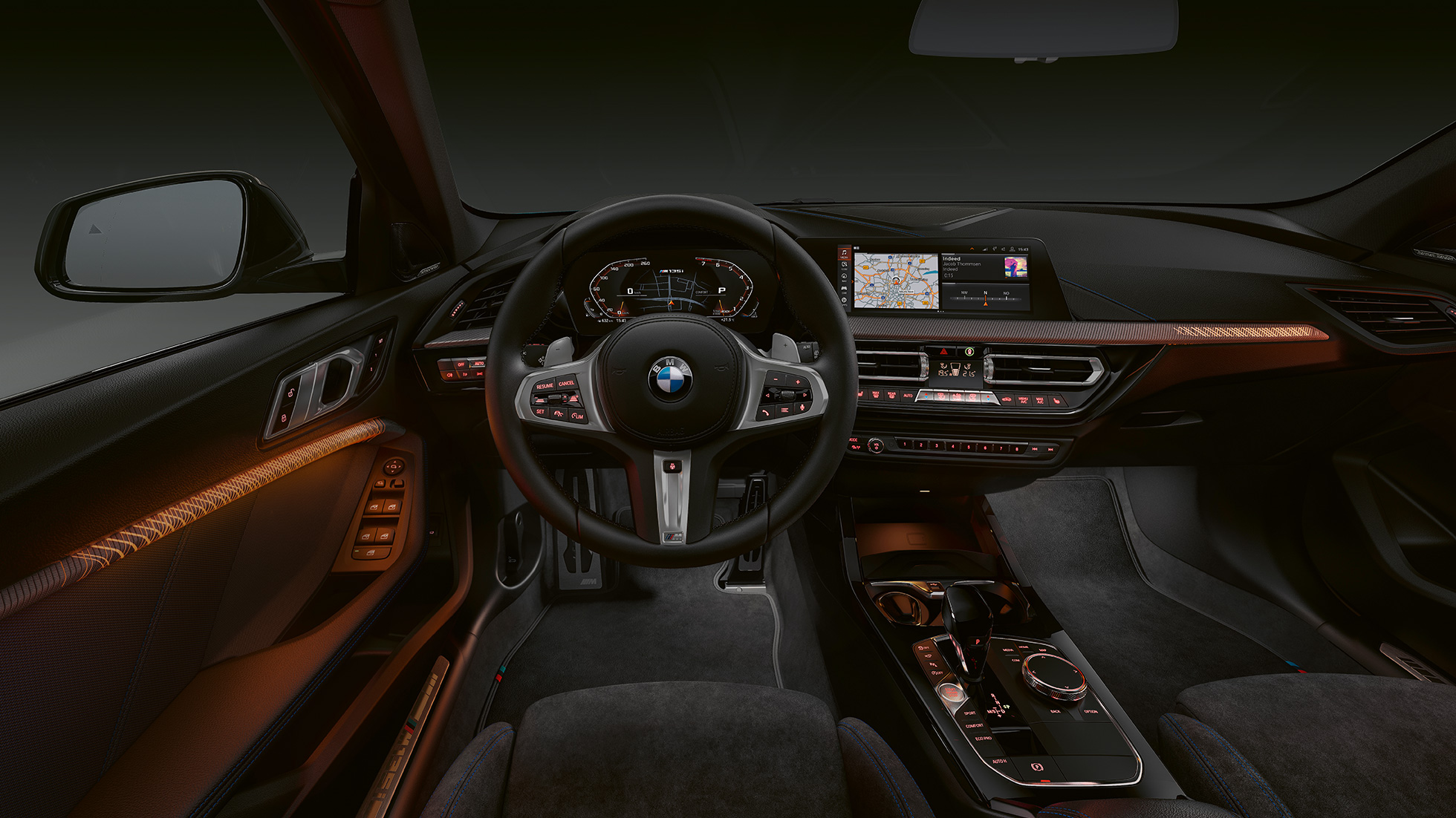 BMW M135i xDrive, förarmiljö. BMW M135i xDrive Premium-Interiör med belysta interiörlister.