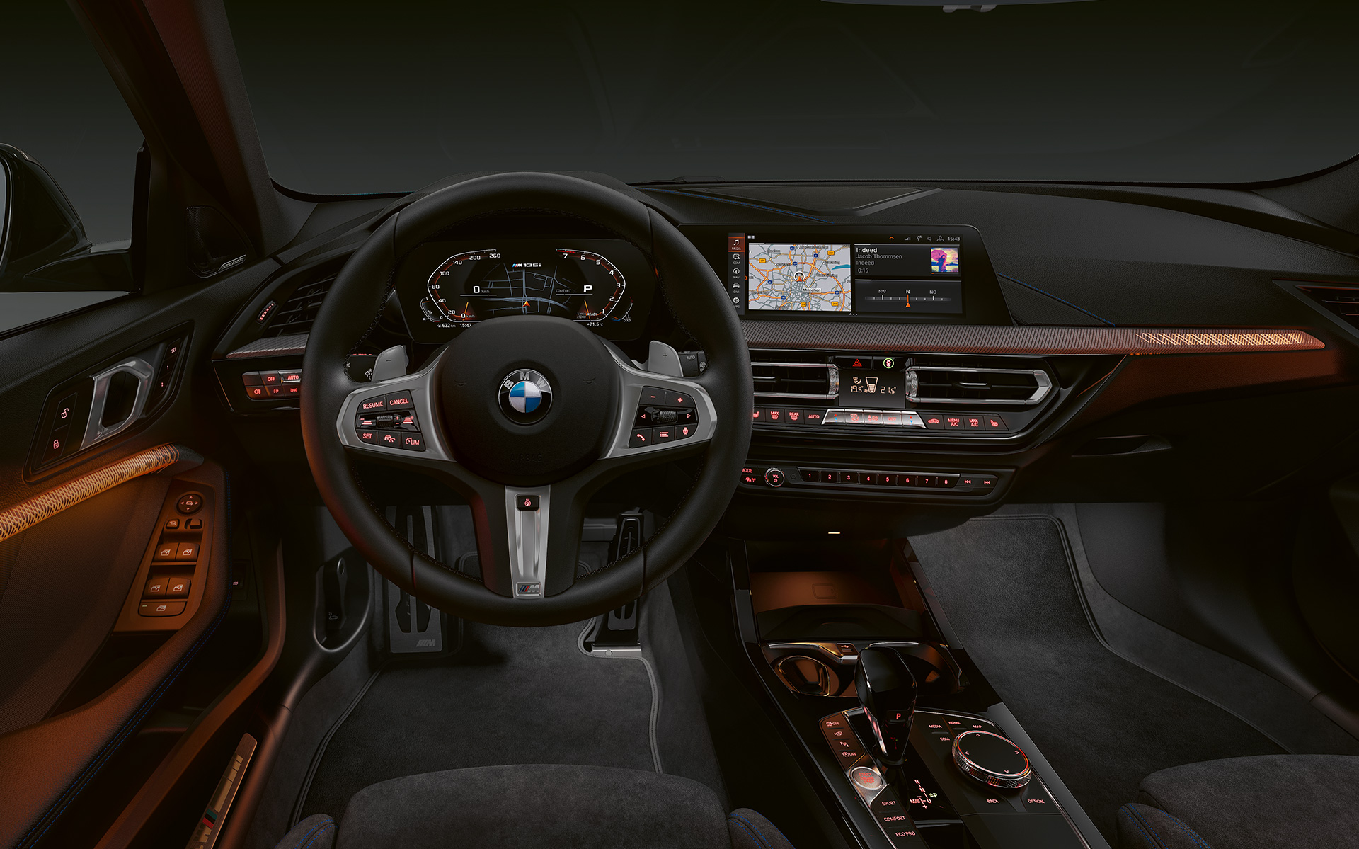 BMW M135i xDrive (F40) invändig utrustning av högsta klass med belysta interiörlister