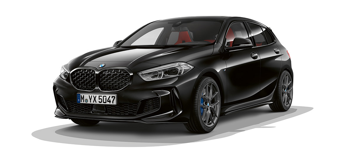 BMW M135i xDrive (F40) M Performance-paket BMW M135i xDrive (F40) i Safirsvart metallic med M Performance-paket sedd snett framifrån