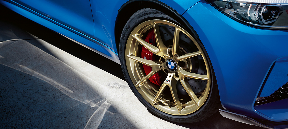 19" M lättmetallfälgar V-eker 763 M guld matt BMW M2 CS 19” lättmetallfälgar V-eker 763 M guld matt BMW M2 CS F87 Misano Blåmetallic närbild