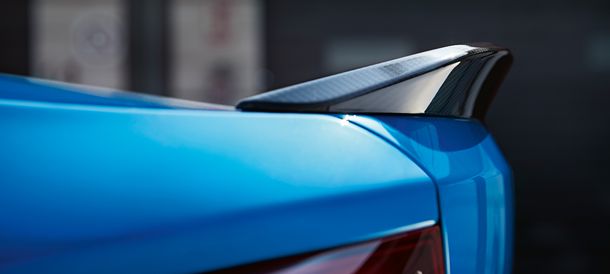 Bakspoiler BMW M2 CS Bakspoiler BMW M2 CS F87 Misano Blåmetallic närbild