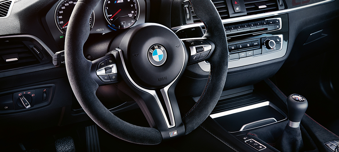Förarmiljö BMW M2 CS Förarmiljö BMW M2 CS F87 Misano Blåmetallic närbild