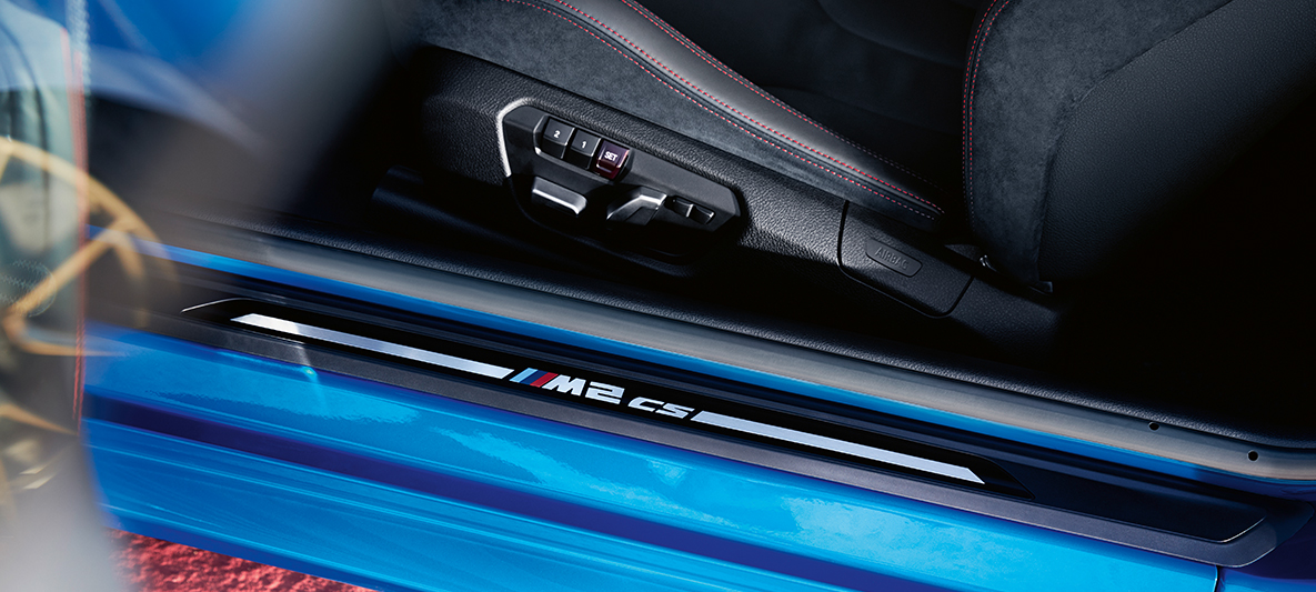 Instegslister BMW M2 CS Instegslister BMW M2 CS F87 Misano Blåmetallic närbild