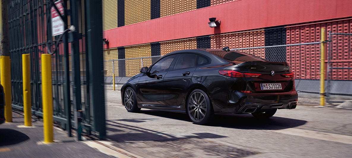 M Performance-paket BMW M235i xDrive Gran Coupé M Performance-paket BMW M235i xDrive Gran Coupé Safirsvart metallic F44 trefjärdedelsvy framifrån