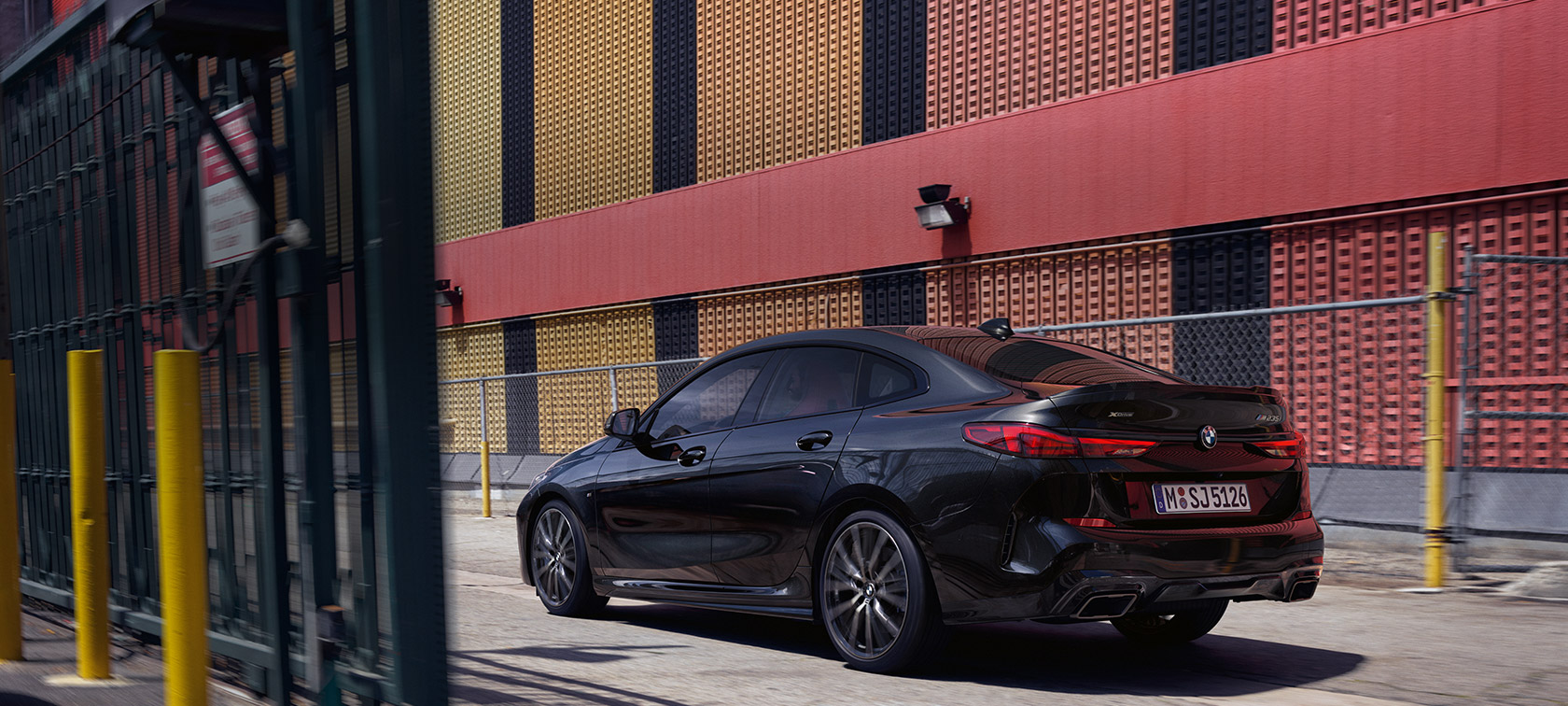 BMW M235i xDrive Gran Coupé trefjärdedelsvy från sidan BMW M235i xDrive Gran Coupé Safirsvart metallic F44 trefjärdedelsvy framifrån