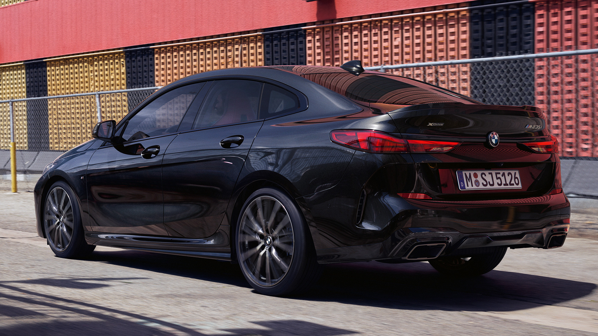 BMW M235i xDrive Gran Coupé trefjärdedelsvy bakifrån BMW M235i xDrive Gran Coupé 2020 Safirsvart metallic F44 trefjärdedelsvy bakifrån exteriör