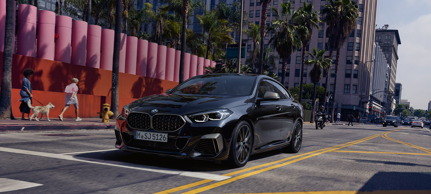 BMW M235i xDrive Gran Coupé trefjärdedelsvy framifrån BMW M235i xDrive Gran Coupé 2020 Safirsvart metallic F44 trefjärdedelsvy framifrån