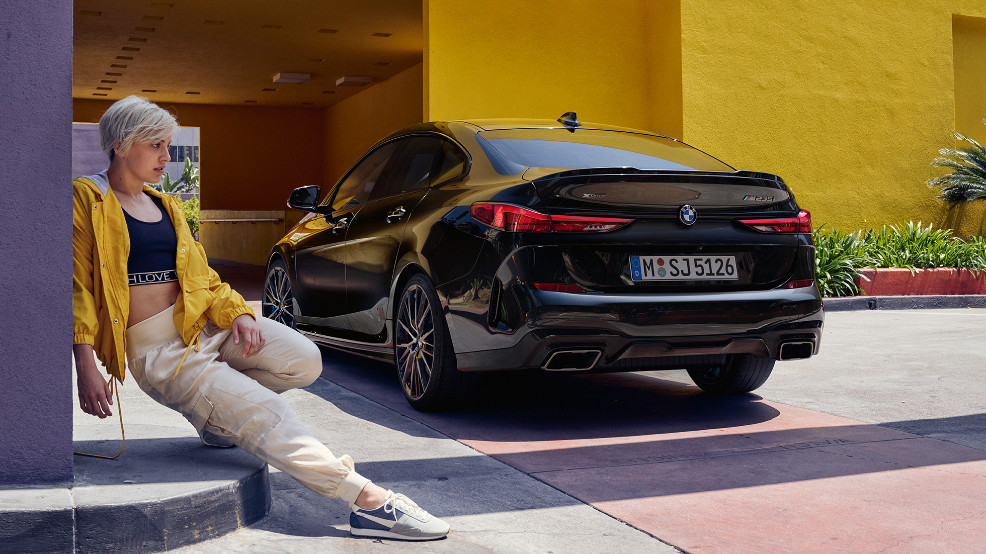 Bakparti BMW M235i xDrive Gran Coupé Atletiskt bakparti BMW M235i xDrive Gran Coupé 2020 Safirsvart metallic F44 trefjärdedelsvy framifrån