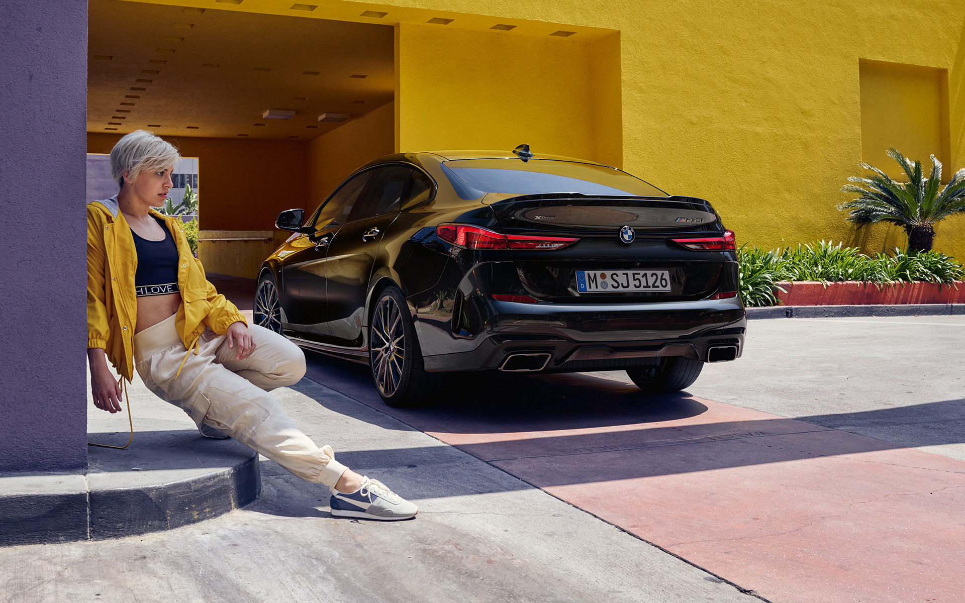 Coupélinje BMW M235i xDrive Gran Coupé F44 Coupélinje BMW M235i xDrive Gran Coupé F44 2020 Safirsvart metallic sedd snett från sidan