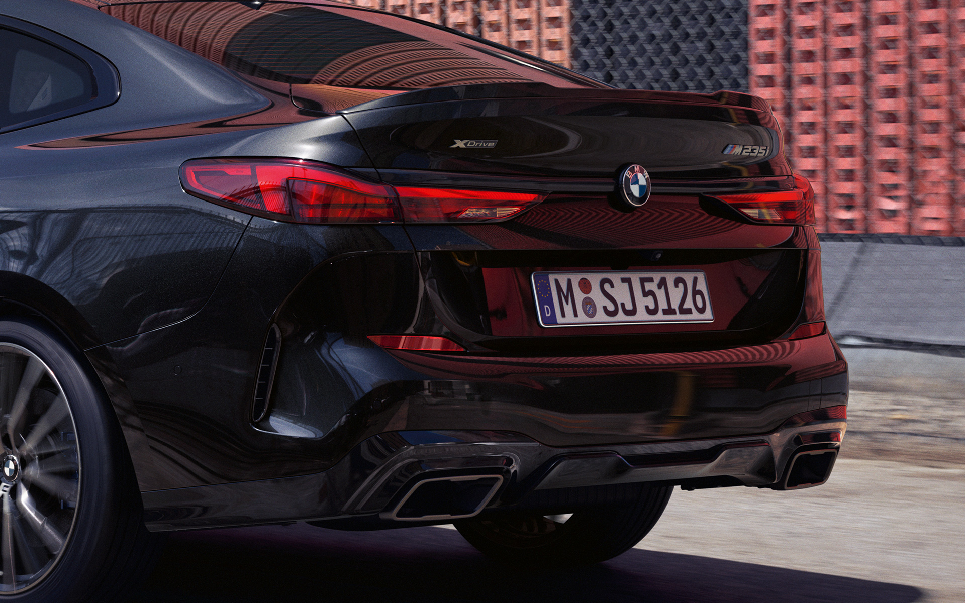 Bakparti BMW M235i xDrive Gran Coupé F44 Atletiskt bakparti BMW M235i xDrive Gran Coupé F44 2020 Safirsvart metallic sedd snett bakifrån